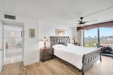Condo in Sunny Isles Beach, Florida, 2 bedrooms  № 1755651 - photo 25