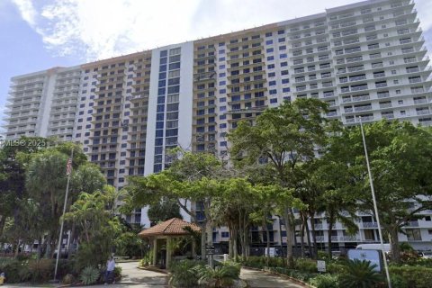 Condo in Sunny Isles Beach, Florida, 2 bedrooms  № 1755651 - photo 1