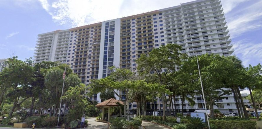Condo in Sunny Isles Beach, Florida, 2 bedrooms  № 1755651