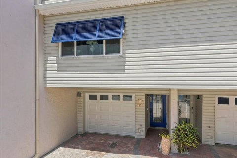 Townhouse in Tierra Verde, Florida 3 bedrooms, 138.42 sq.m. № 2200275 - photo 2