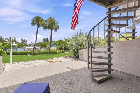 Townhouse in Tierra Verde, Florida 3 bedrooms, 138.42 sq.m. № 2200275 - photo 29