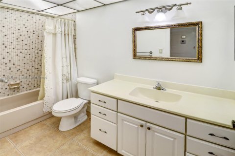 Condo in Tamarac, Florida, 2 bedrooms  № 1877708 - photo 24