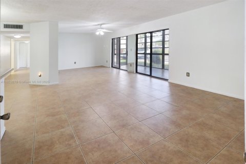 Condo in Tamarac, Florida, 2 bedrooms  № 1877708 - photo 5
