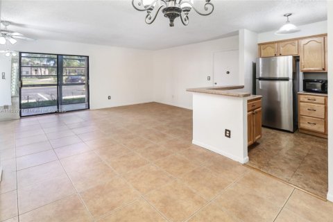 Condo in Tamarac, Florida, 2 bedrooms  № 1877708 - photo 11
