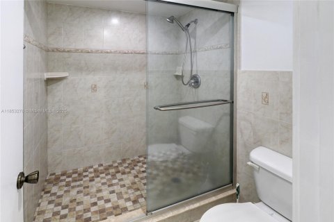 Condo in Tamarac, Florida, 2 bedrooms  № 1877708 - photo 19