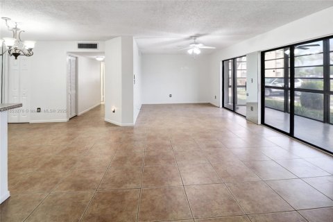 Condo in Tamarac, Florida, 2 bedrooms  № 1877708 - photo 4