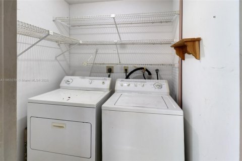Condo in Tamarac, Florida, 2 bedrooms  № 1877708 - photo 27