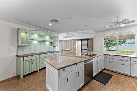 House in Venice, Florida 4 bedrooms, 211.63 sq.m. № 2341670 - photo 6
