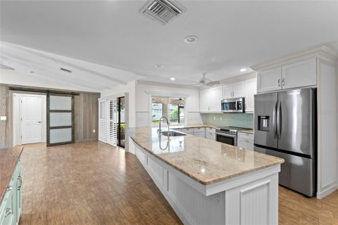 House in Venice, Florida 4 bedrooms, 211.63 sq.m. № 2341670 - photo 8