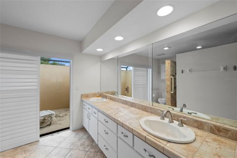 House in Venice, Florida 4 bedrooms, 211.63 sq.m. № 2341670 - photo 30