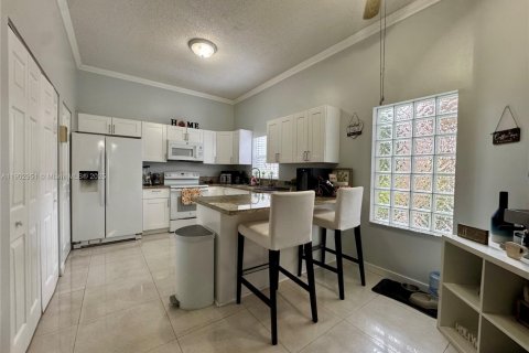Снять в аренду таунхаус в Уэстон, Флорида 2 спальни, 110.46м2, № 1956774 - фото 2