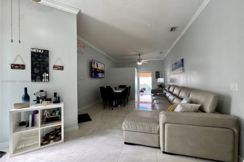 Снять в аренду таунхаус в Уэстон, Флорида 2 спальни, 110.46м2, № 1956774 - фото 3