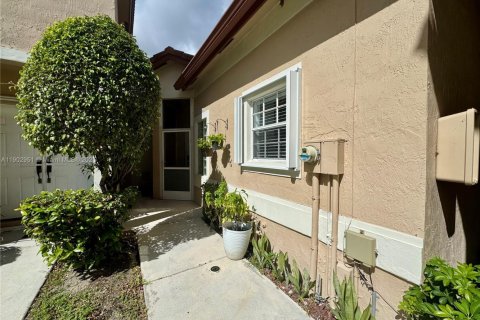 Снять в аренду таунхаус в Уэстон, Флорида 2 спальни, 110.46м2, № 1956774 - фото 1