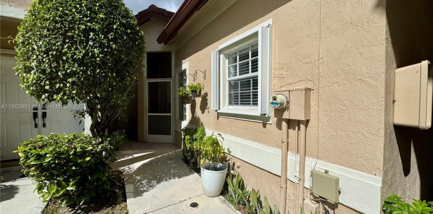 Таунхаус в Уэстон, Флорида 2 спальни, 110.46м2 № 1956774