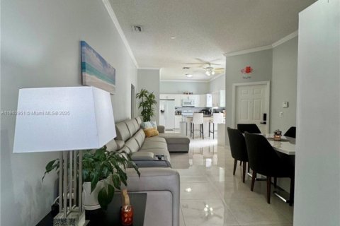 Снять в аренду таунхаус в Уэстон, Флорида 2 спальни, 110.46м2, № 1956774 - фото 4