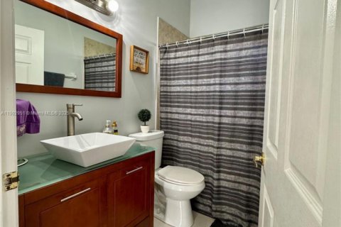 Снять в аренду таунхаус в Уэстон, Флорида 2 спальни, 110.46м2, № 1956774 - фото 8