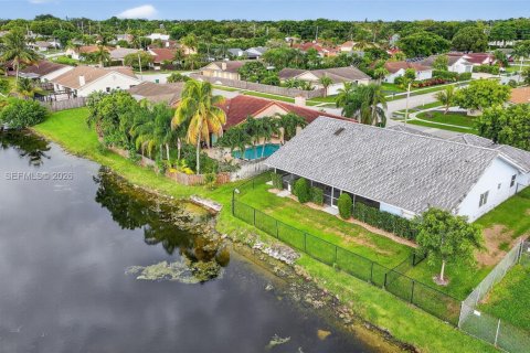 House in Tamarac, Florida 3 bedrooms, 206.71 sq.m. № 2069052 - photo 3