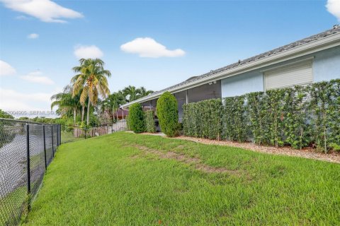 House in Tamarac, Florida 3 bedrooms, 206.71 sq.m. № 2069052 - photo 12