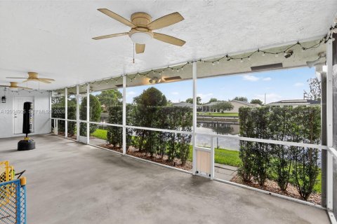 House in Tamarac, Florida 3 bedrooms, 206.71 sq.m. № 2069052 - photo 18