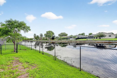 House in Tamarac, Florida 3 bedrooms, 206.71 sq.m. № 2069052 - photo 8