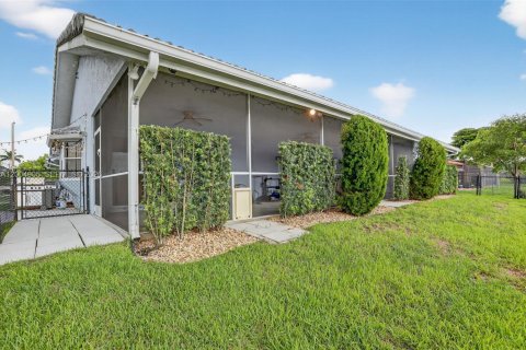 House in Tamarac, Florida 3 bedrooms, 206.71 sq.m. № 2069052 - photo 10