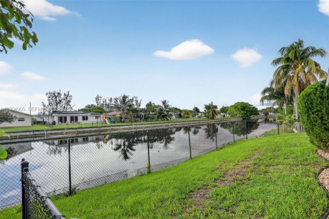 House in Tamarac, Florida 3 bedrooms, 206.71 sq.m. № 2069052 - photo 11