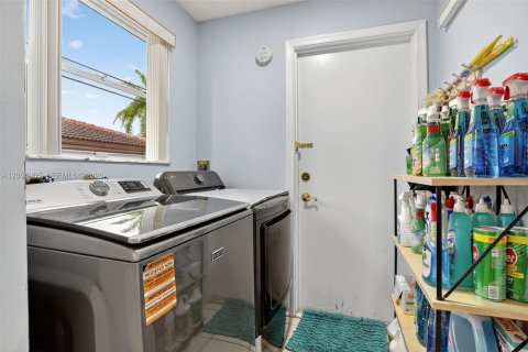 House in Tamarac, Florida 3 bedrooms, 206.71 sq.m. № 2069052 - photo 25