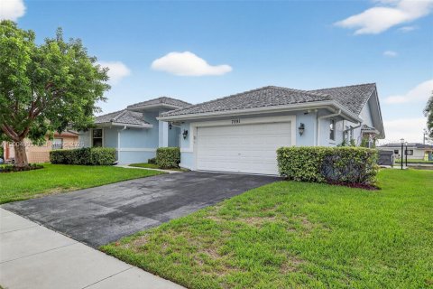House in Tamarac, Florida 3 bedrooms, 206.71 sq.m. № 2069052 - photo 6