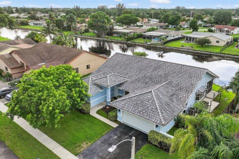 House in Tamarac, Florida 3 bedrooms, 206.71 sq.m. № 2069052 - photo 7