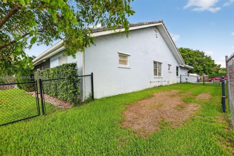 House in Tamarac, Florida 3 bedrooms, 206.71 sq.m. № 2069052 - photo 13