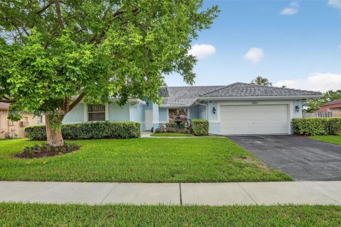 House in Tamarac, Florida 3 bedrooms, 206.71 sq.m. № 2069052 - photo 2