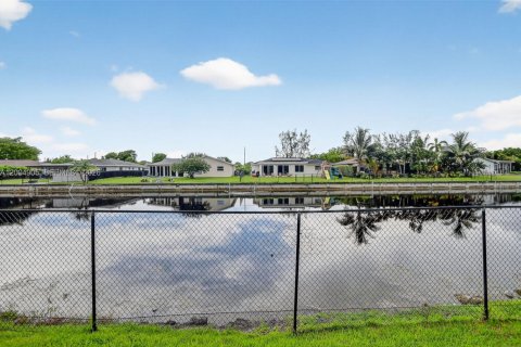 House in Tamarac, Florida 3 bedrooms, 206.71 sq.m. № 2069052 - photo 14