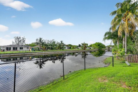 House in Tamarac, Florida 3 bedrooms, 206.71 sq.m. № 2069052 - photo 15