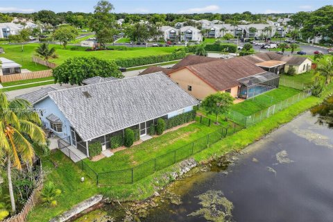 House in Tamarac, Florida 3 bedrooms, 206.71 sq.m. № 2069052