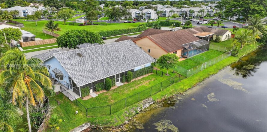 House in Tamarac, Florida 3 bedrooms, 206.71 sq.m. № 2069052