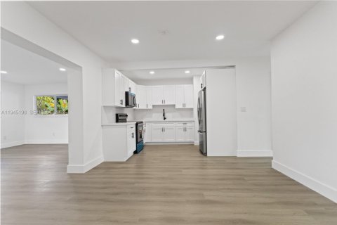 Villa ou maison à vendre à Miami, Floride: 4 chambres, 145.11 m2 № 2001532 - photo 15