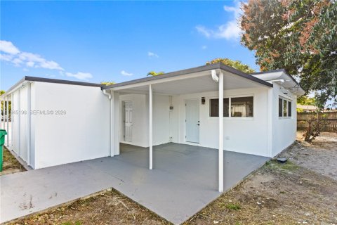 Villa ou maison à vendre à Miami, Floride: 4 chambres, 145.11 m2 № 2001532 - photo 9