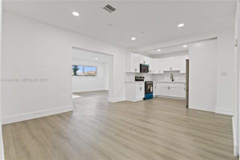 Villa ou maison à vendre à Miami, Floride: 4 chambres, 145.11 m2 № 2001532 - photo 14