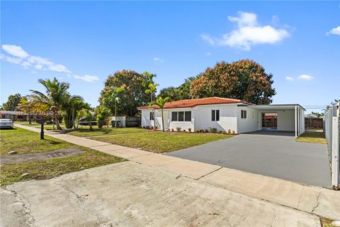 Villa ou maison à vendre à Miami, Floride: 4 chambres, 145.11 m2 № 2001532 - photo 4