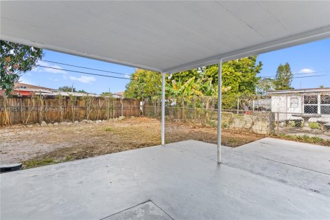 Villa ou maison à vendre à Miami, Floride: 4 chambres, 145.11 m2 № 2001532 - photo 8