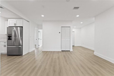 Villa ou maison à vendre à Miami, Floride: 4 chambres, 145.11 m2 № 2001532 - photo 16