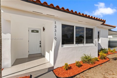 Villa ou maison à vendre à Miami, Floride: 4 chambres, 145.11 m2 № 2001532 - photo 2