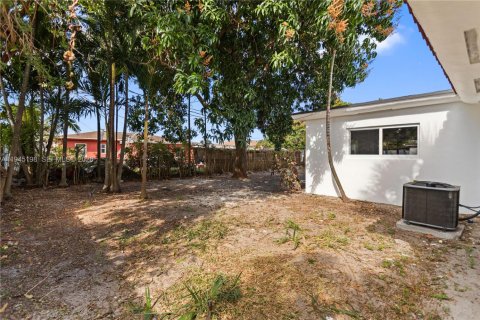 Villa ou maison à vendre à Miami, Floride: 4 chambres, 145.11 m2 № 2001532 - photo 12