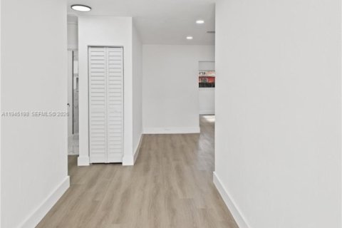 Villa ou maison à vendre à Miami, Floride: 4 chambres, 145.11 m2 № 2001532 - photo 13