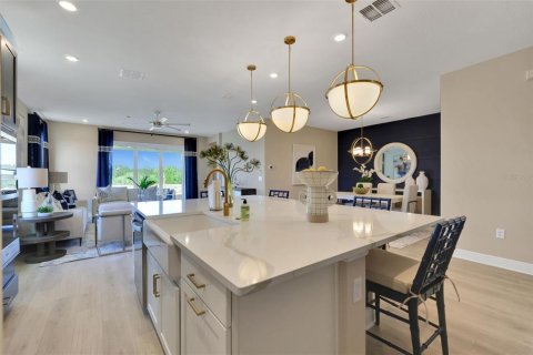 House in Apopka, Florida 5 bedrooms, 290.23 sq.m. № 2341655 - photo 6