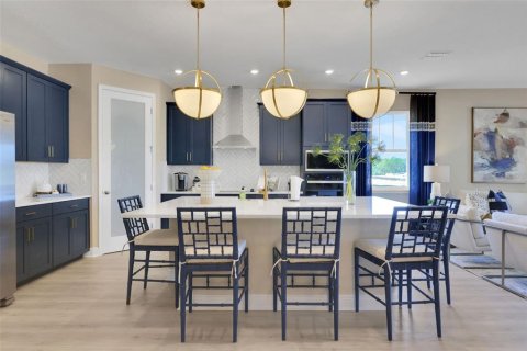 House in Apopka, Florida 5 bedrooms, 290.23 sq.m. № 2341655 - photo 5