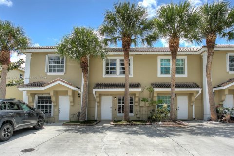 Townhouse in Pembroke Pines, Florida 2 bedrooms, 95.13 sq.m. № 1891965 - photo 1