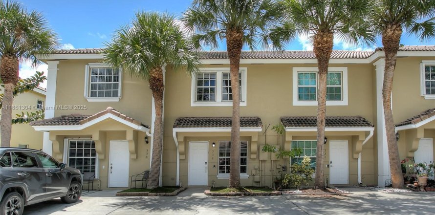 Townhouse in Pembroke Pines, Florida 2 bedrooms, 95.13 sq.m. № 1891965