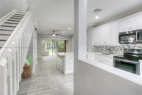 Townhouse in Pembroke Pines, Florida 2 bedrooms, 95.13 sq.m. № 1891965 - photo 2