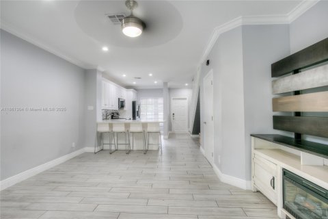 Townhouse in Pembroke Pines, Florida 2 bedrooms, 95.13 sq.m. № 1891965 - photo 3